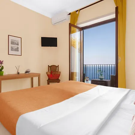 Desiree Hotel 2*